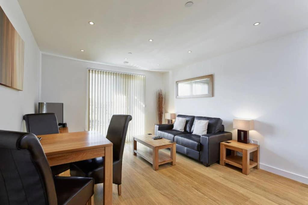Modern Apartment At Slough Station, London In 18 Mins! Экстерьер фото