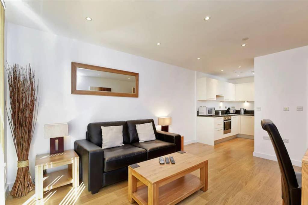 Modern Apartment At Slough Station, London In 18 Mins! Экстерьер фото